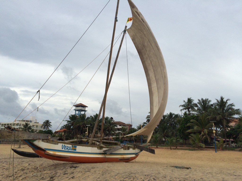 Gråvejr på stranden ud for hotellet. Temperaturen er vel over det 30 gr. alligevel. Bydelen Negombo, hvor man som turist bor, da det ligger tættere på lufthavnen end hovedstaden Colombo.