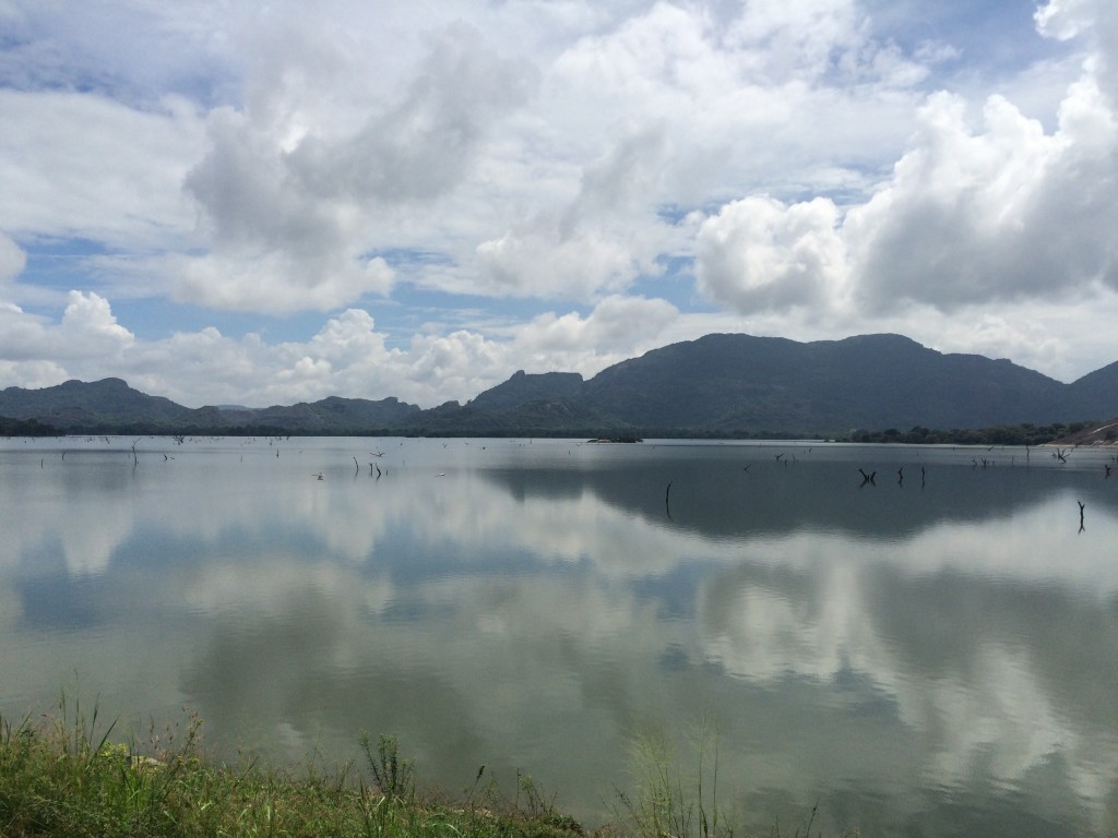 Kandalama Reservoir fra dagen ridt, hvor vejret var tydligt ændret i forhold til gårsdagens.