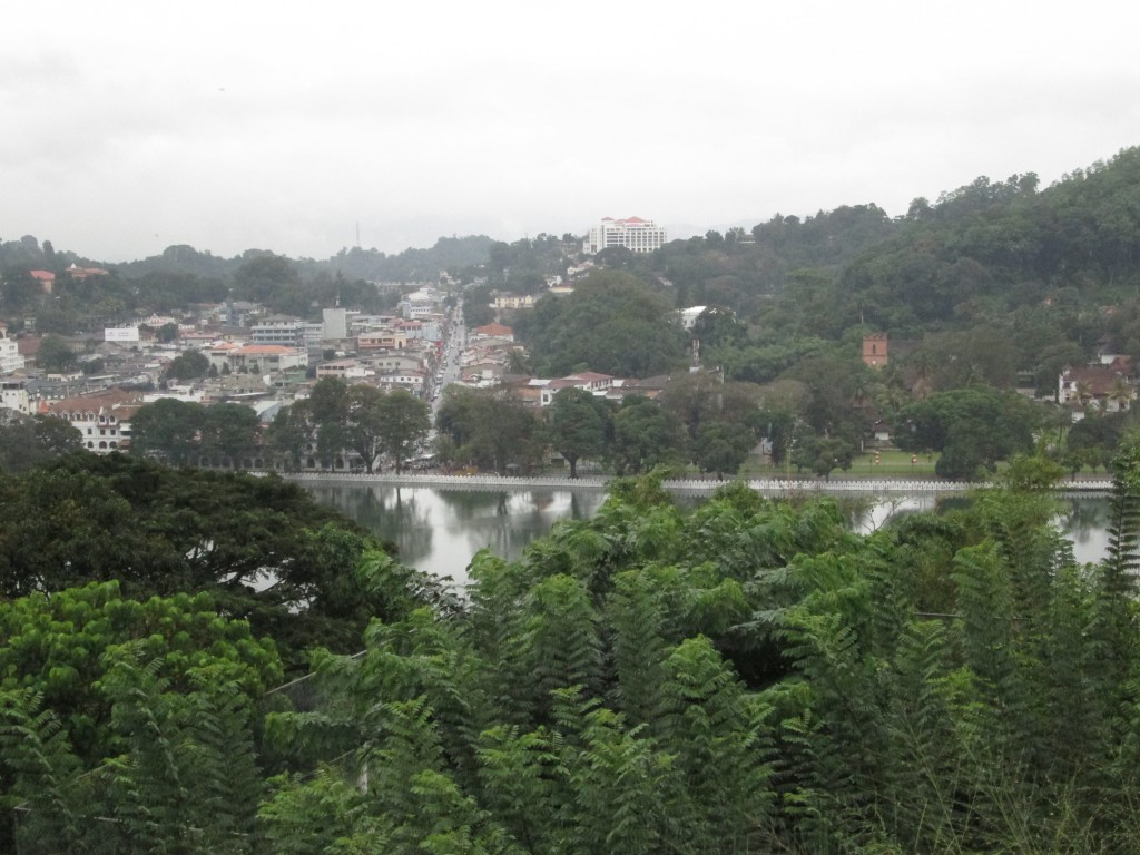 Udsigt over Lake of Kandy midt i byen, hvor også templet ligger placeret.