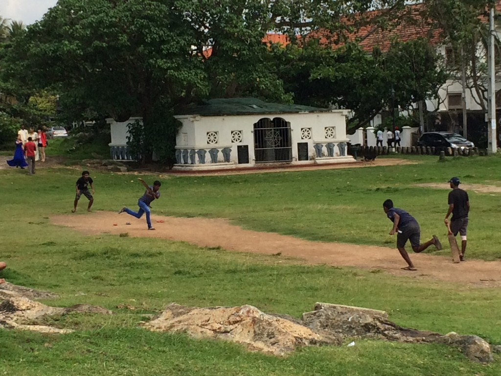 Mest spillede sport i Sri Lanka er Cricket, men overraskende nok er Volleyball nationalsport. Inde på Galle Fort blev spillet som vi andre spiller fodbold. Og igen venlighed frem for alt: "Skal du være med"