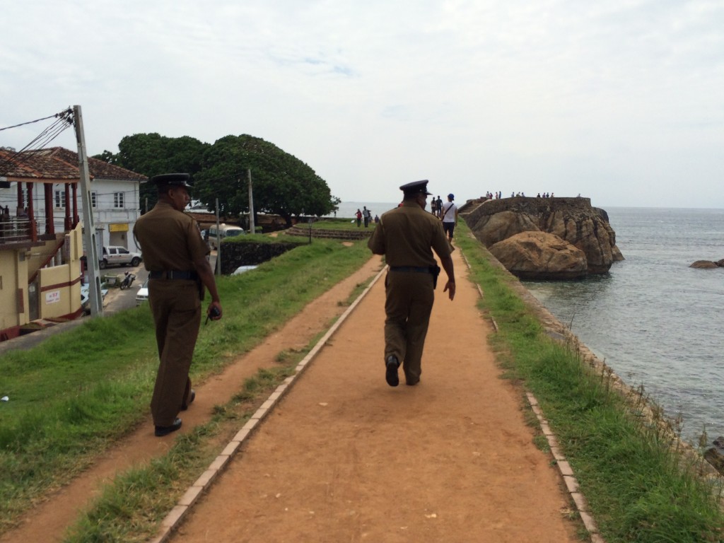 Hvor end man næsten færdes på Sri Lanka møder man altid betjente med tjeneste pistoler. Altid patroljerende 2 og 2. Her på fæstningsmuren, man kan følgende rundt langs vandet. Galle Fort.