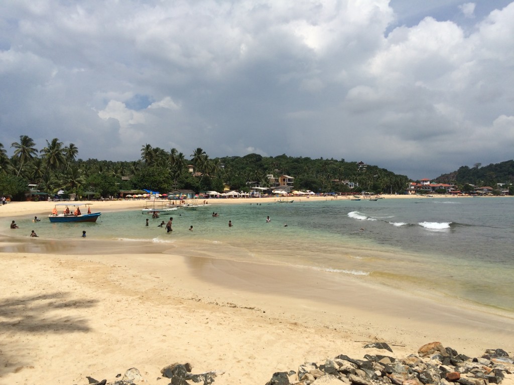 Unawatuna Beach kan sagtens besøges trods en del sand er forsvundet på østsiden.